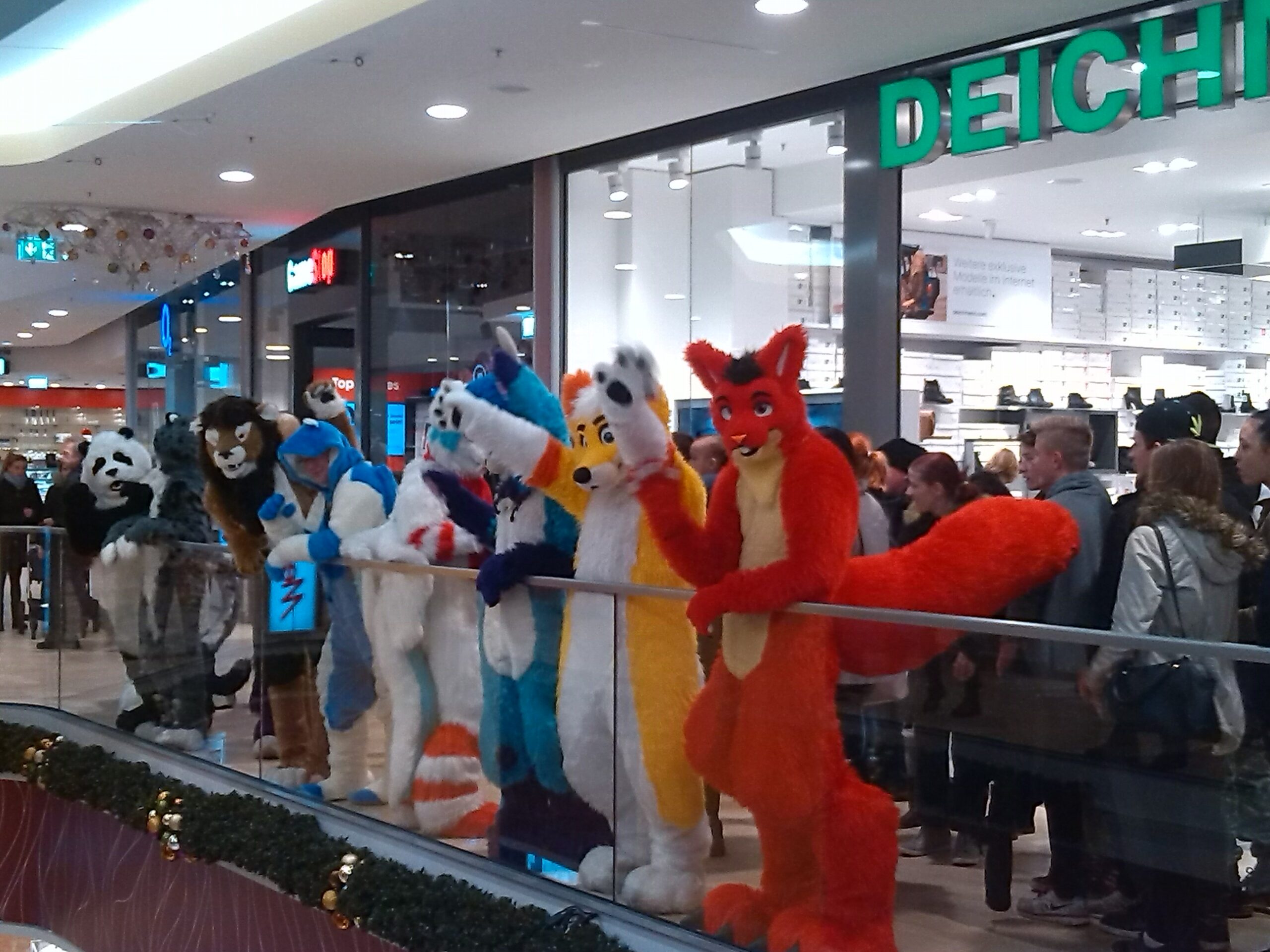 Holsten Galerie Neumünster – Kinder-lieben Fursuiter 2015