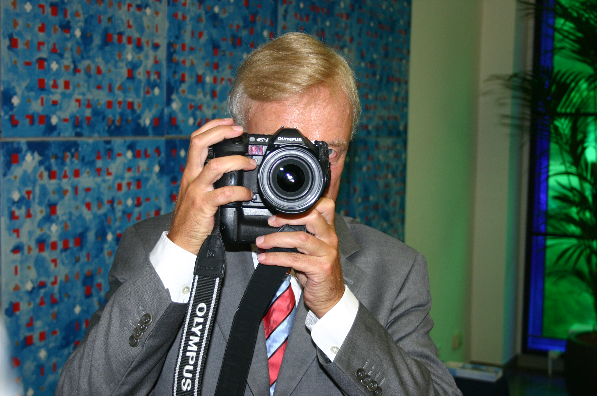 Ole von Beust besucht die Firma Olympus in Hamburg