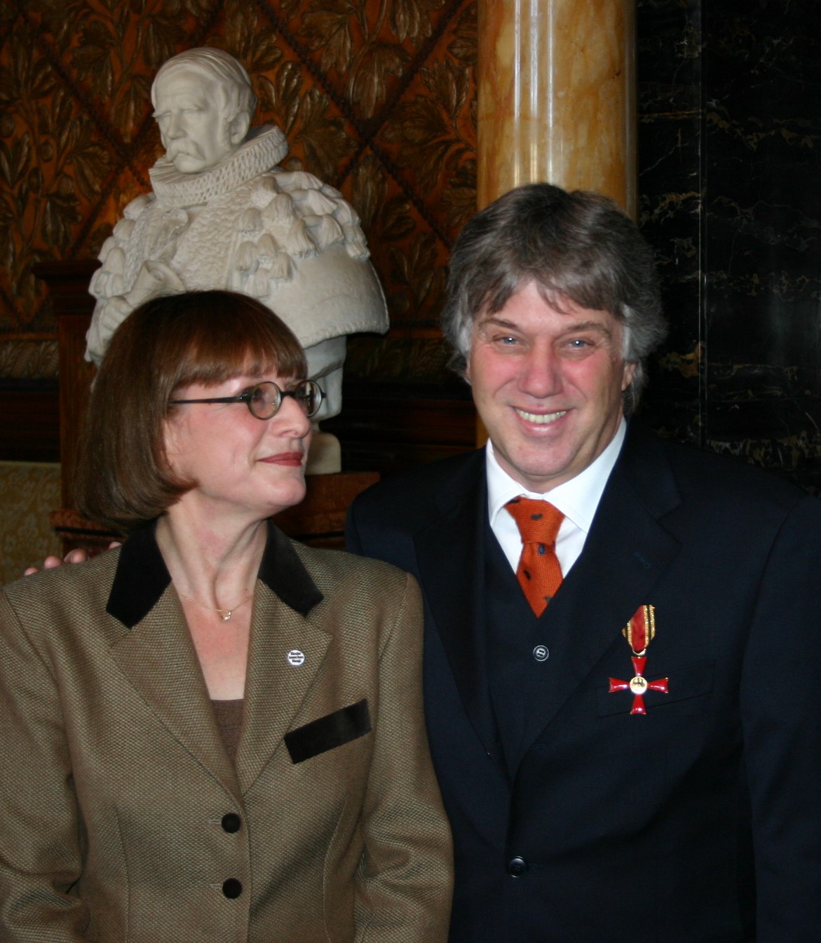 Rolf Zuckowski erhält 2005 das Verdienstkreuz am Bande im Hamburger Rathaus