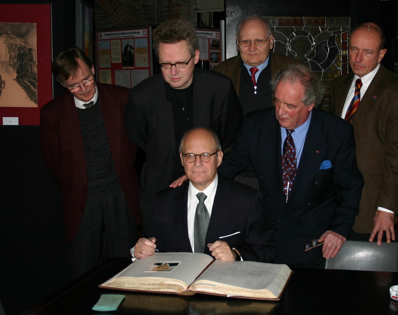 Senator Gunnar Uldall trägt sich 2004 ins Goldene Buch von St. Nikolai ein