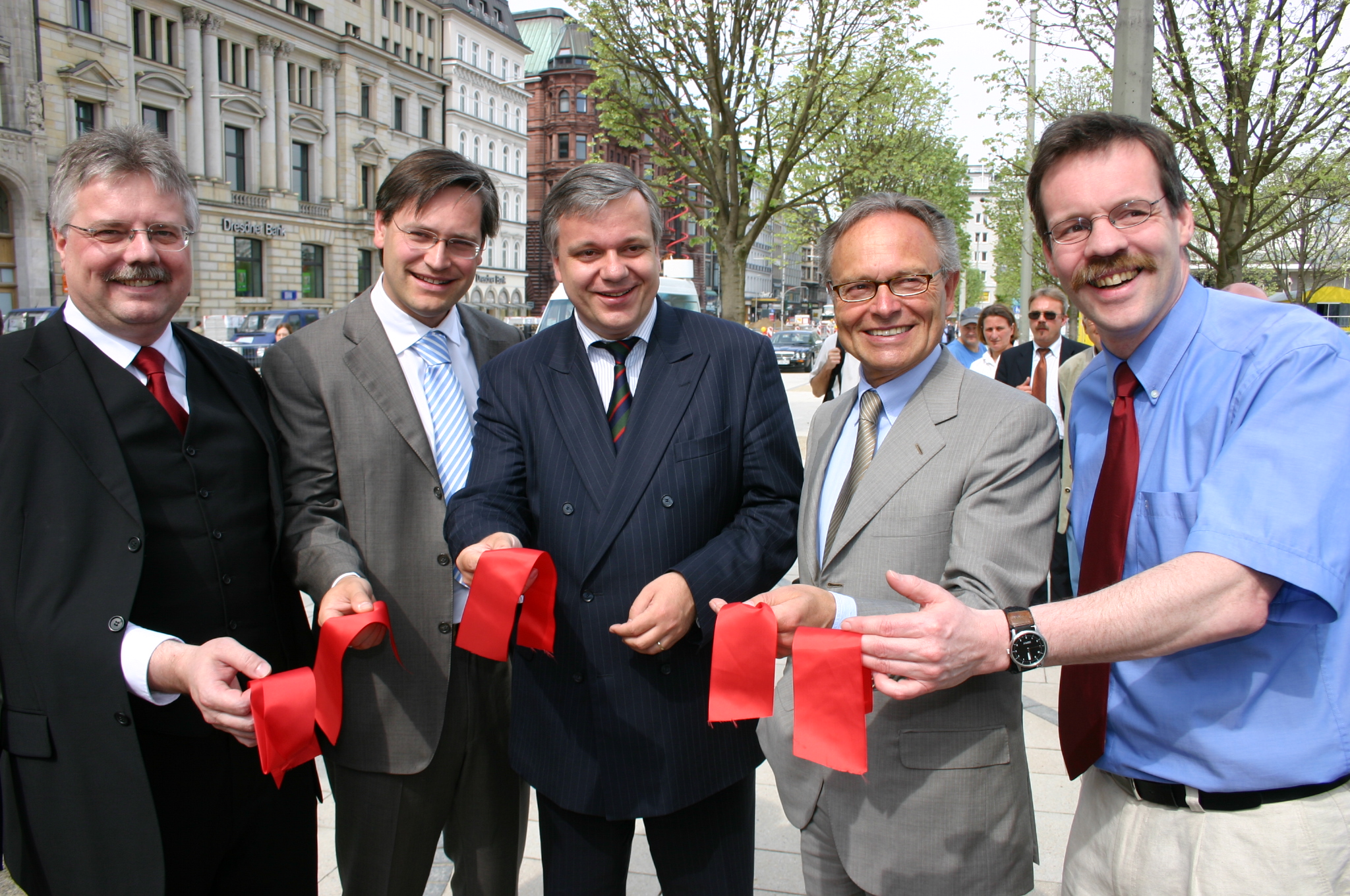 Senator Michael Freytag eröffnet Gehweg am Jungfernstieg in Hamburg